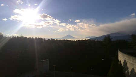 フジヤマ 雲海もひかず朝