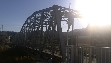 少し行ったら鉄橋。平山橋。歩行者用だが古い橋。