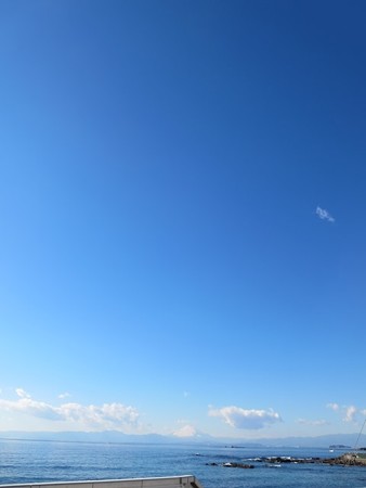長者ケ崎近くで相模湾と富士と青空と海。なんとも青々している。
