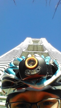 横浜ランドマークタワーです。決して滑り台ではありませんよ。