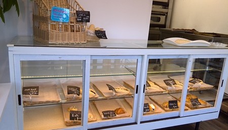 店内 ショーケース@ベーカリーミルク