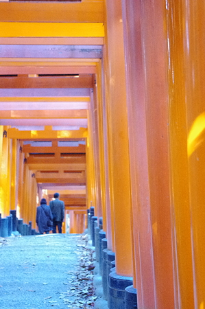 前を行く素敵ご夫婦