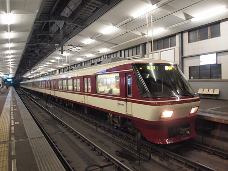 西鉄8000形急行 天神大牟田線薬院駅
