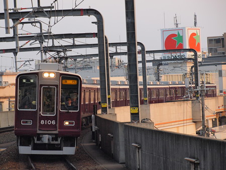 阪急8000系急行 阪急宝塚線豊中駅02
