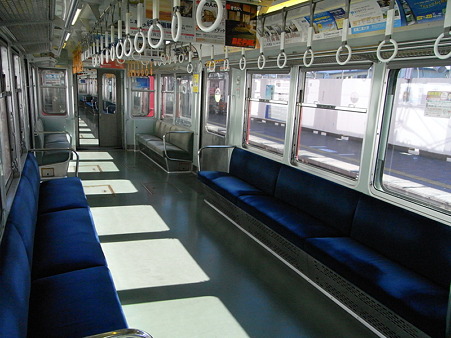京急大師線の車内2