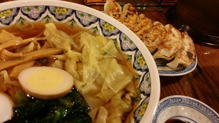 太麺のワンタン麺と餃子のセット 1,290円也