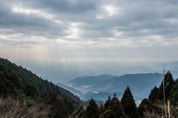 雲間から照らす