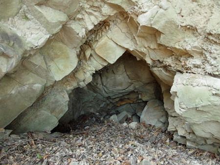 虎島斜面の洞穴