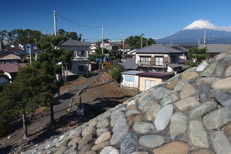 富士塚裏から続く道