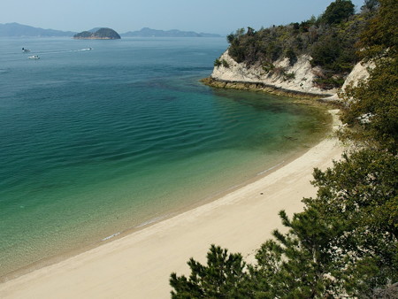 灯台と展望園地の間にある海岸