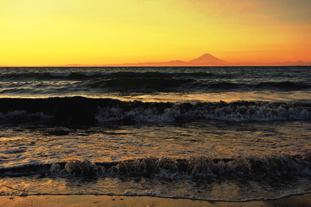 夕暮れの富士と海