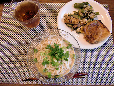 これは息子と二人でお昼。素麺を豆乳つゆでいただきます。午後1時半ごろでした。