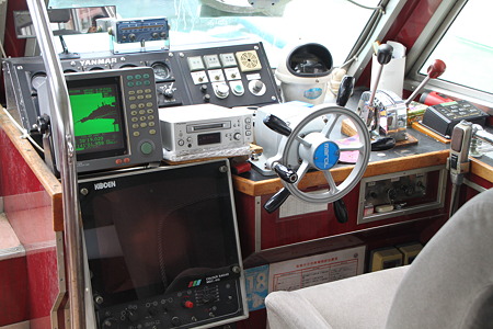 船の運転席