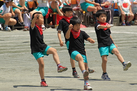 18-楽しそうに踊る子供たち