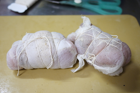 水を切った鶏肉に再び粗挽き胡椒をまぶし、キッチンガーゼで巻いてからたこ糸で縛り上げる！