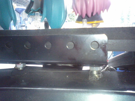 5席ユニットは、30cm×9cmの大きさの黒の鉄骨を組み、それにゴムプレー...