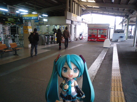 岩国駅に到着。ここで1時間7分のインターバルを取ります。 ミク:...