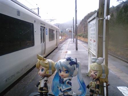 それでは、鹿児島本線上りの旅を続行します。ミクさんはとうとう、雪...