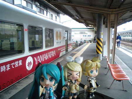 八代駅に到着。 ミク:「23分待って、次は熊本行きですね」