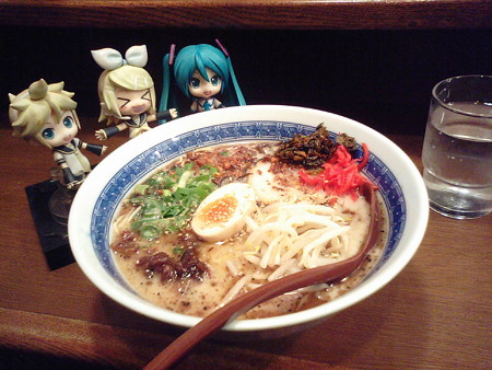 熊本駅構内の「丸馬ラーメン」にて、馬筋ラーメン(煮卵・焼豚のせ)...