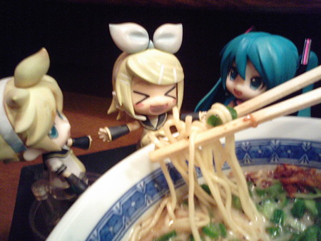 リン:「いただきまぁーす!! あぁぁ~~ん♪」