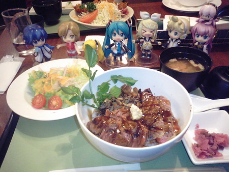 エンカ勢4人でロイホなう。