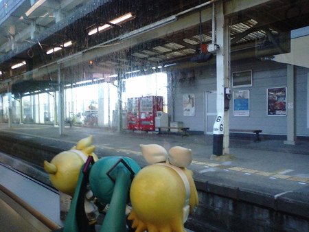 羽犬塚駅に停車。後から来る快速に先を譲るため、7分止まります。 ...