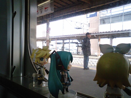 二日市駅に停車。準快速待ちで4分止まります。 レン:「準快速なん...
