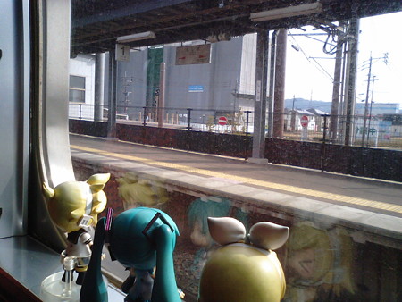 ししぶ駅に停車。 リン:「ししぶ?! 鹿児島の志布志と関係あるの...