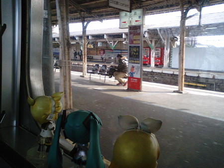 折尾駅に停車。 リン:「折尾駅で降りお」 ミク:「降りませんwww」