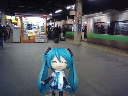 札幌駅に到着! ミク:「次はサッポロファクトリーまで、バスですね」