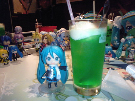 ミク:「雪ミクリームソーダ、どうぞ♪」