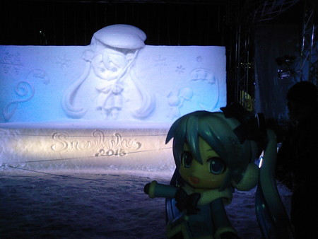 雪ミク:「西11丁目の雪ミク雪像ですよー♪ 夜の輝きも、とっても...