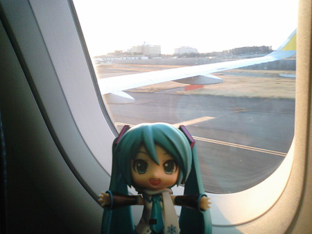ミク:「成田空港に無事着陸しましたよー! お疲れ様でした!!」