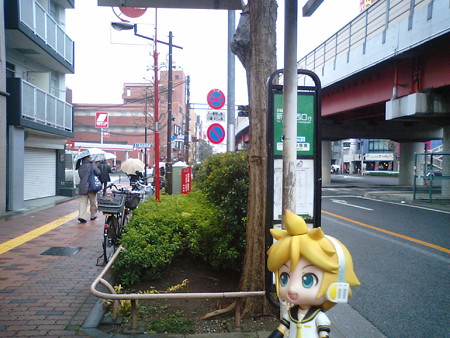 高円寺陸橋に到着。次の新代田行きバスは、陸橋下交差点を渡った先の...