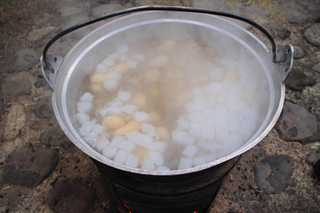 芋煮調理中