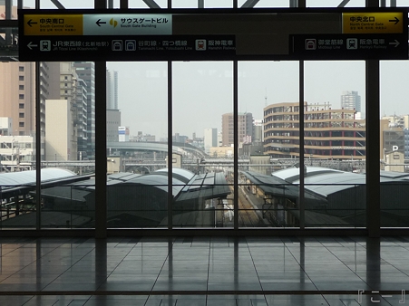 110416-17 大阪駅 (16)