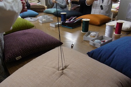 「綴じ」体験作業中