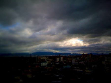 雲の隙間から