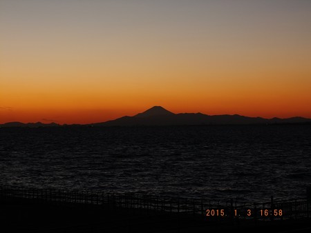 幕張の浜~20150103-05 富士山影絵