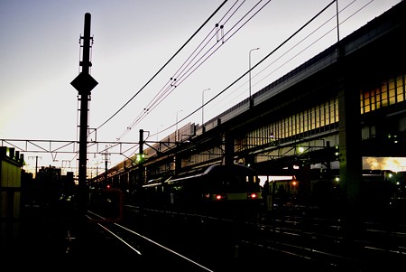 早朝の根岸駅より貨物線を臨む