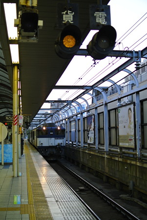 桜木町駅　貨物列車通過します。