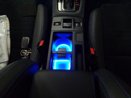 レヴォーグ　ドリンクホルダーＬＥＤ取付　青ＬＥＤ