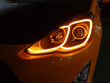 トヨタＡＱＵＡ　ヘッドライト加工　ＮＥＷアウディ風ＬＥＤ　オレンジ　助手席側