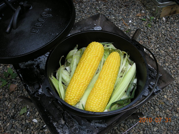 Photos: 蒸し焼きトウモロコシ