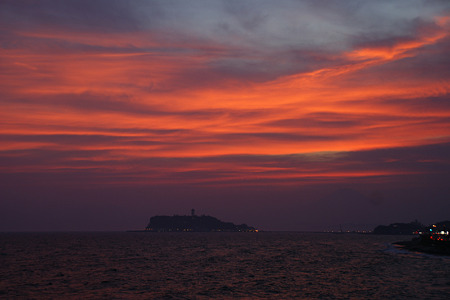 真赤に染まる夕焼け空と江ノ島!