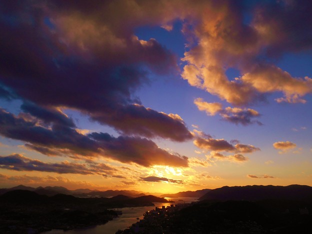 元日の夕陽とミスドのドーナツ雲２個（右上）