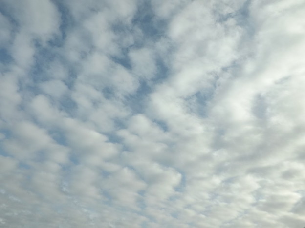 押し寄せる雲