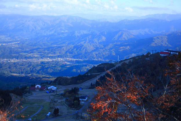夕霧峠から　右はイオックスアローザ（スキー場）の山頂ゴンドラ