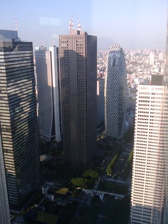 2010-06-02 展望台と書いてあるので登ってみた。エレベーターに人の列。「通天閣とだいぶ違うなぁ、きゃはは」と大阪弁の女の子3人。17.28.48